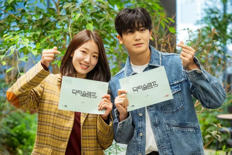 Park Shin Hye, Park Hyung Sik ve Daha Fazlası Yaklaşan Romantik Komedi İçin Senaryo Okumada Mükemmel Kimyayı Sergiledi