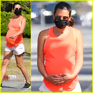 Grávida Lea Michele segura sua barriga durante caminhada com sua mãe Edith