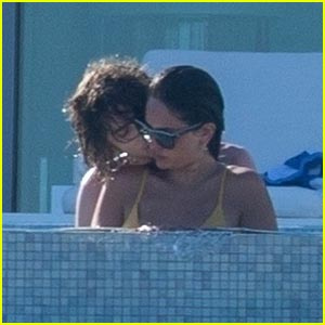 Timothee Chalamet a Eiza Gonzalez se společně zapařili v bazénu uprostřed mexického útěku