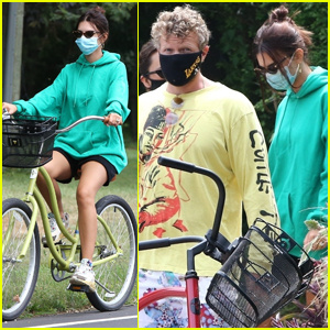 Emily Ratajkowski vyráža na bicykli s manželom Sebastianom Bear-McClardom