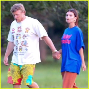 Emily Ratajkowski i Sebastian Bear-McClard s'agafen de la mà caminant als Hamptons