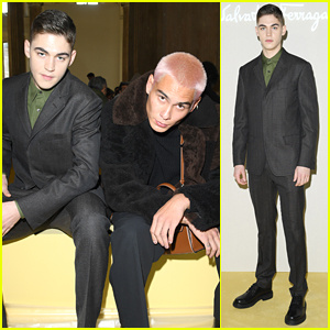 Hero Fiennes-Tiffin 坐在 Salvatore Ferragamo 时装秀的前排埃文·莫克，英雄费因斯·蒂芬