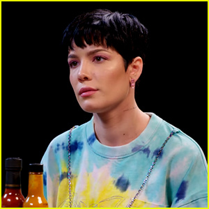 Halsey parle de sa relation avec Evan Peters pendant'Hot Ones' Interview - Watch! (Video)