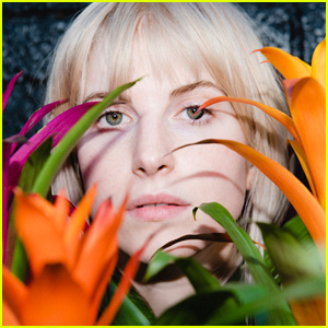 Hayley Williams zverejnila videoklip k novej piesni „Simmer“ – sledujte! | First Listen, Hayley Williams, texty, hudba, video