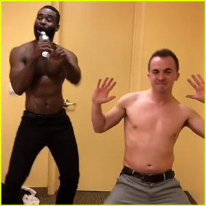 Frankie Muniznak van „Varázslatos Mike” pillanata a félmeztelen táncvideóval! | Frankie Muniz, Keo Motsepe, Félmeztelen