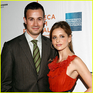 Sarah Michelle Gellar และ Freddie Prinze Jr's Relationship Is All Thanks To A Friend Who Missed Her Flight