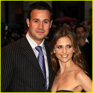 Freddie Prinze Jr. enthüllt, wie seine Beziehung zu Sarah Michelle Gellar nach über 2 Jahrzehnten zusammen immer noch funktioniert