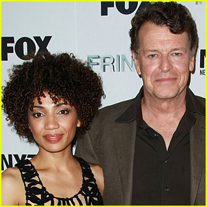 Fringes Jasika Nicole siger, at showets vittighed om Astrids navn var 'smagløst' | Fringe, Jasika Nicole, John Noble