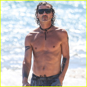 Gavin Rossdale va a torso nudo durante una passeggiata sulla spiaggia | Gavin Rossdale, Senza camicia