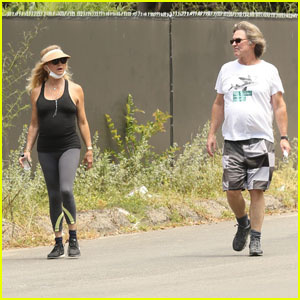 Goldie Hawn & Partner Kurt Russell Berjalan-jalan Di Tengah Karantina
