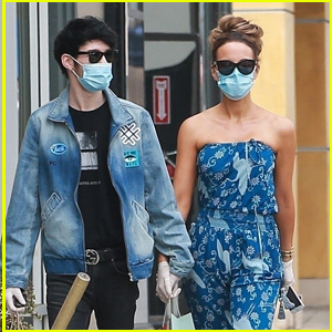 Kate Beckinsale & Boyfriend Goody Grace Berpegangan Tangan Semasa Membeli-belah di Santa Monica