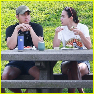 Henry Golding & Ehefrau Liv Lo genießen ein Mittagessen im Park | Henry Golding, LivLo