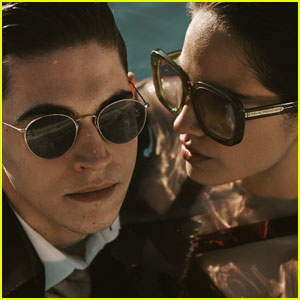 Kahraman Fiennes-Tiffin ve Kelsey Asbille, Oliver Peoples Kampanyası İçin Birleşiyor | Kahraman Fiennes Tiffin, Kelsey Asbille