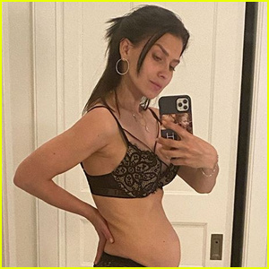 Hilaria Baldwin 穿着文胸和内衣展示不断增长的婴儿肿块Hilaria Baldwin，怀孕的名人
