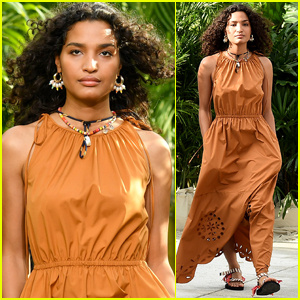 India Moore opent Jason Wu's New York Fashion Week Show | India Moore, Jason Wu