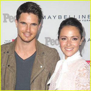 Robbie Amell & Italia Ricci sind offiziell Staatsbürger der Vereinigten Staaten