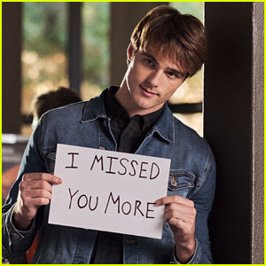 Джейкоб Елорді реагує на Cliffhanger Ending in'Kissing Booth 2' (Spoilers)
