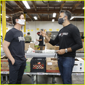 Matt Bomer e Jaime Camil danno il via alla missione #FoodForThought e fanno volontariato presso LA Food Bank! | Jaime Camil, Matt Bomer