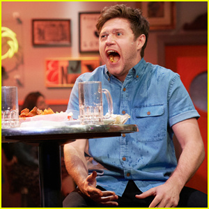 Niall Horan 和 James Corden 在热闹的“深夜秀”素描中展现火热的翅膀 - 在这里观看！ |詹姆斯·柯登，尼尔·霍兰