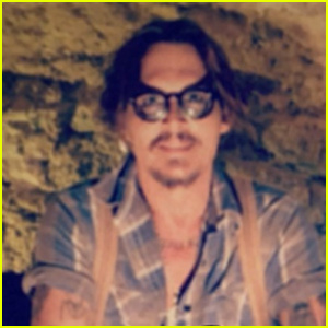 Johnny Depp debutuje 8-minútovým videom a obálkou Johna Lennona's 'Isolation' After Joining Instagram - Watch! (Video)