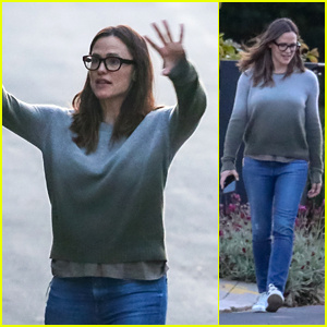 Η Jennifer Garner κάνει μια απογευματινή βόλτα με τα παιδιά της εν μέσω καραντίνας