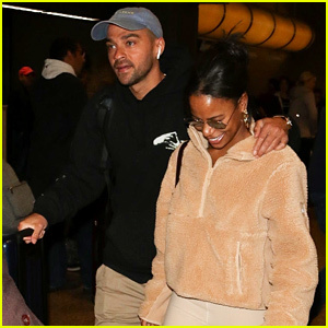 Jesse Williams și prietena Taylour Paige zâmbesc în timp ce sosesc la Sundance