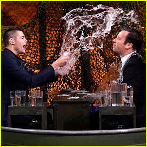 Sina Noah Centineo at Jimmy Fallon ay Naghagis ng Mga Tasa ng Tubig sa Isa't Isa (Video)