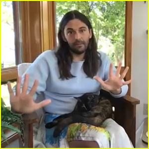 Jonathan Van Ness của ‘Queer Eye nói rằng đừng tự cắt tóc khi đang giữ khoảng cách với xã hội! | Jimmy Fallon, Jonathan Van Ness