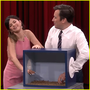  Selena Gomez s'espanta per tocar els cucs de menjar'The Tonight Show'