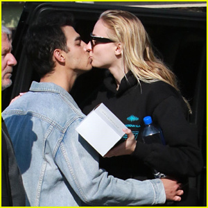  Ο Joe Jonas & η Sophie Turner φιλιούνται για αντίο μετά από ένα μεσημεριανό ραντεβού στο LA