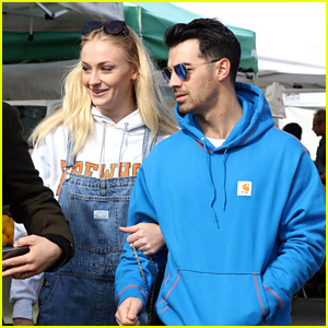 임신한 소피 터너는 농부에게 그녀가 가장 좋아하는 작업복을 입는다.'s Market With Joe Jonas