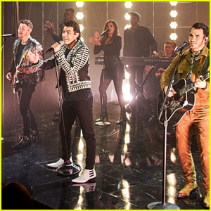 Joe Jonas se vrací na scénu po vzrušujících zprávách o těhotenství! | Joe Jonas, Jonas Brothers, Kevin Jonas, Nick Jonas