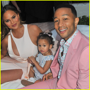John Legend, O ve 4 Yaşındaki Kızı Luna'nın Olduğunu Söyledi'Best Friends'!