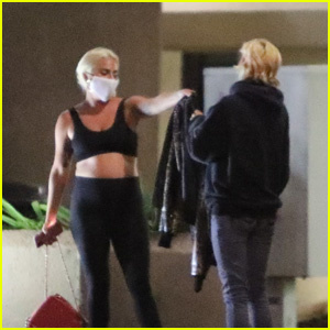 Lady Gaga regala a un fan la sua giacca di pelle durante un appuntamento con Michael Polansky! | Lady Gaga, Michael Polansky