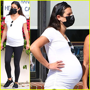 Lea Michele Grávida's Growing Baby Bump is on Display During a Walk with Mom Edith