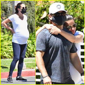 Grávida Lea Michele se aconchega ao marido Zandy Reich em caminhada matinal