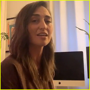 Inawit ni Sara Bareilles ang 'Little Voice,' ang Theme Song para sa Kanyang Bagong Serye sa TV - Panoorin Ngayon! | Munting Tinig, Musika, Sara Bareilles