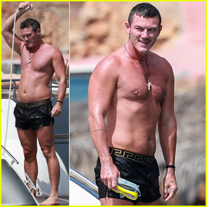 Luke Evans își face duș pe trupul fără cămașă pe un iaht în Ibiza!