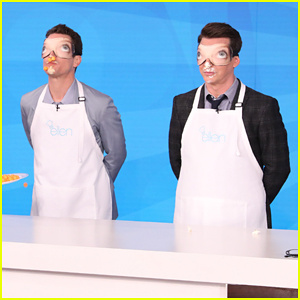 Sean Hayes & Matt Bomer Bertatap Mata dalam Ujian Rasa Snek Super Bowl di 'Ellen'! | Matt Bomer, Sean Hayes