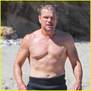 Matt Damon mostra seu físico em forma durante o dia na praia | Matt Damon, sem camisa