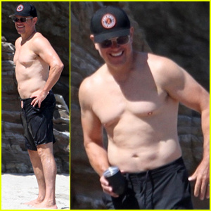 Matt Damon exibe seu corpo sem camisa na praia!