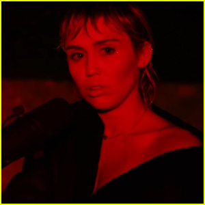 Miley Cyrus covert Pink Floyds ‘Wish You Were Here’ op ‘Saturday Night Live’ – Kijk! | Miley Cyrus, Pink Floyd, Saturday Night Live, Video