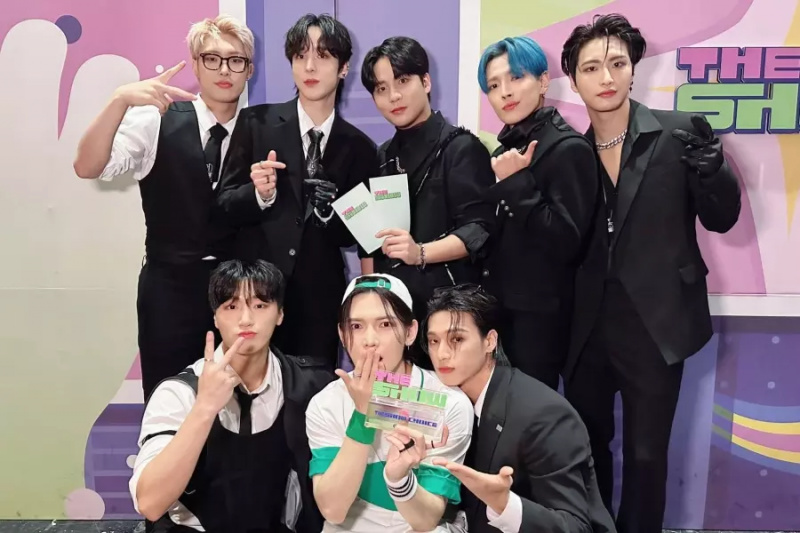 Skatieties: ATEEZ iegūst 1. uzvaru par “BOUNCY (K-HOT CHILLI PEPPERS)” programmā “The Show”; Izrādes no fromis_9 un vairāk