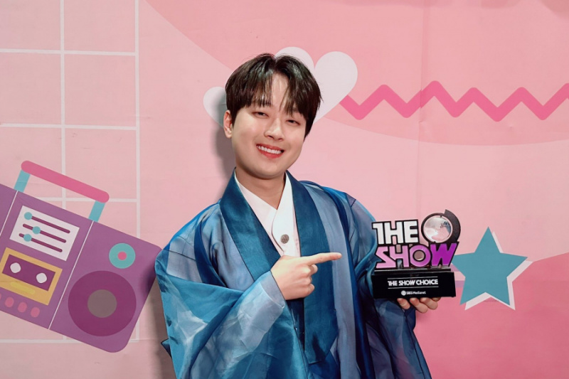 Obejrzyj: Lee Chan Won zdobywa pierwsze zwycięstwo za „Wish Lanterns” w „The Show”; Występy STAYC, TRI.BE i nie tylko