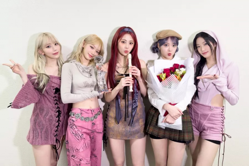 Oglejte si: LE SSERAFIM dosegel tretjo zmago za »EASY« na »Music Bank«; Predstave TWICE, Taeyonga iz NCT in drugih