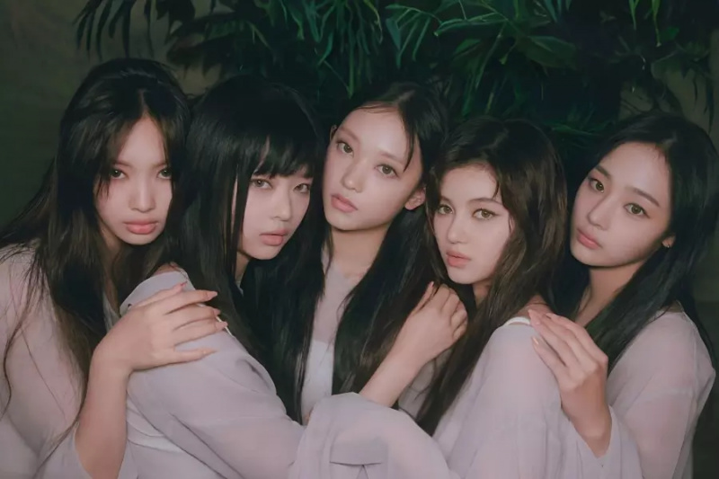 A NewJeans „Get Up” című albuma az első K-Pop lánycsoport-album, amely 12 hetet tölt a Billboard 200 legjobb 70-ében