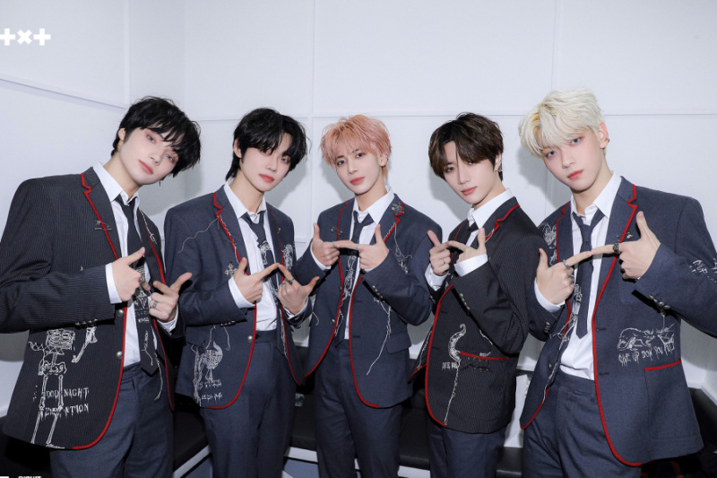 TXT klatrer opp på Billboard 200 + blir den andre K-pop-artisten til å kartlegge et album på topp 60 i 7 uker