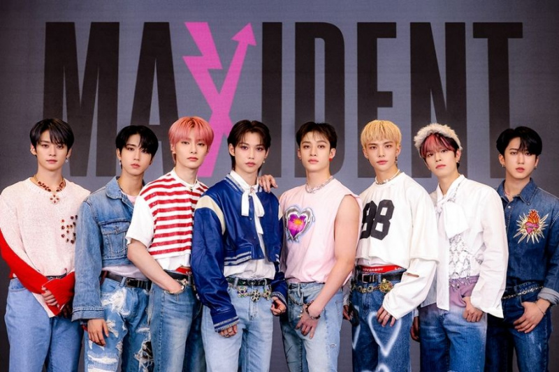 تجاوز ألبوم 'MAXIDENT' لفرقة Stray Kids 1.3 مليون مبيعات وأصبح الألبوم الأكثر مبيعًا في يوم واحد فقط