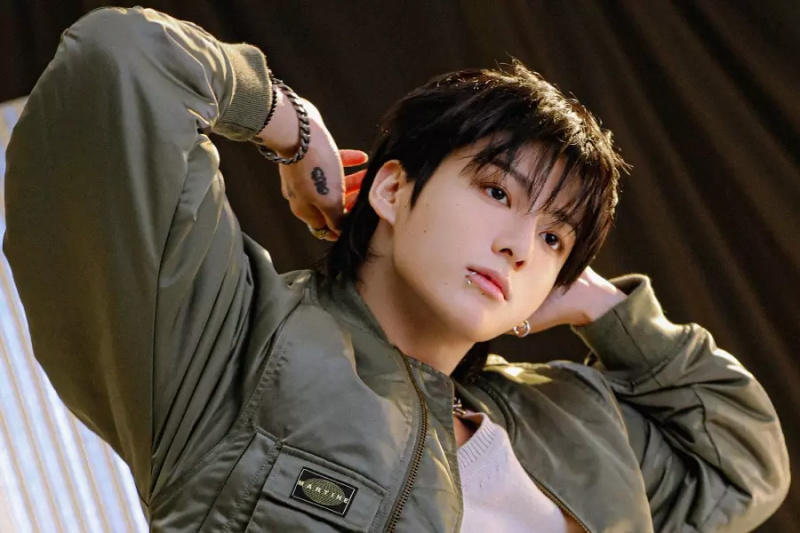 Jungkook של BTS מדורג בו זמנית 4 שירים ב-50 המובילים של מצעד הסינגלים הרשמי של בריטניה בתור הופעת הבכורה של 'Standing Next To You'