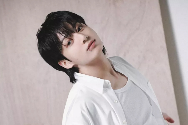 Jungkook de BTS bat le record de la plus grande semaine de ventes aux États-Unis parmi tous les solistes de K-Pop alors que « GOLDEN » fait ses débuts sur le Billboard 200
